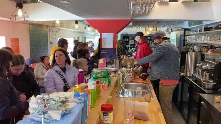 Petit déjeuner offert pour les familles ukrainiennes à Lille sur la péniche Magic bus