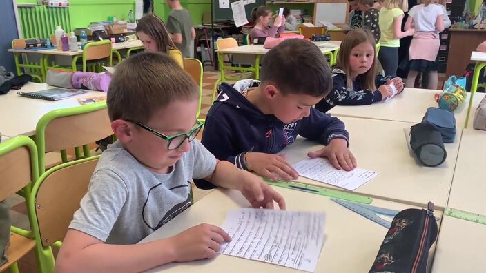 Dans l’Avesnois, des écoliers s’échangent des lettres pour apprendre à lire et à écrire