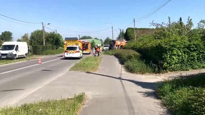 Accident impressionnant rue d’Ypres à Wambrechies, un camion-toupie se renverse. Le conducteur de 18 ans blessé légèrement.