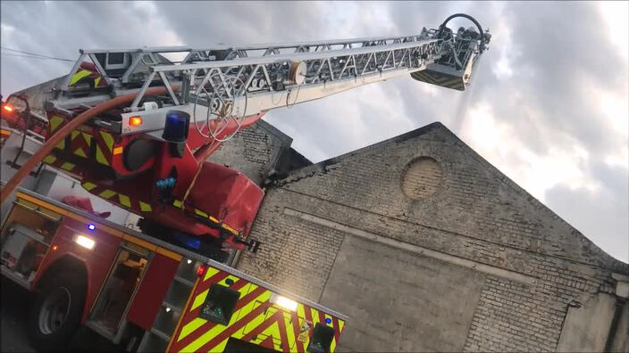 Cinq cents mètres carrés de détritus en feu dans la friche Simons au Cateau-Cambrésis