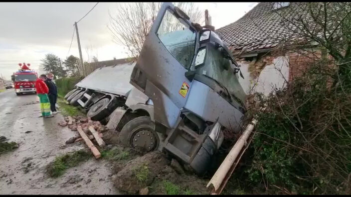 Haverskerque : un camion de betteraves percute une maison