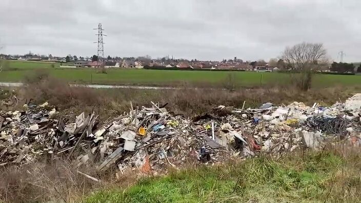 La gare d’eau d’Annay submergée par les déchets