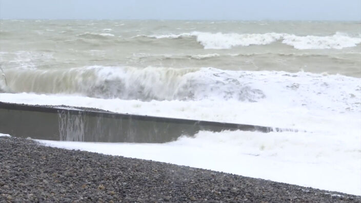 Tempête Eunice : Les curieux du bord de mer...