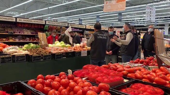 Caudry: Les Jeunes Agriculteurs contrôlent les étiquettes des produits chez Leclerc