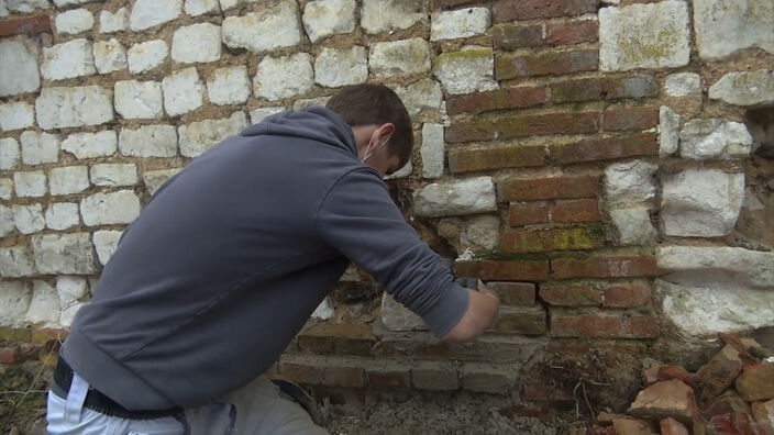 Des lycéens rénovent le château de Belloy-Saint-Léonard