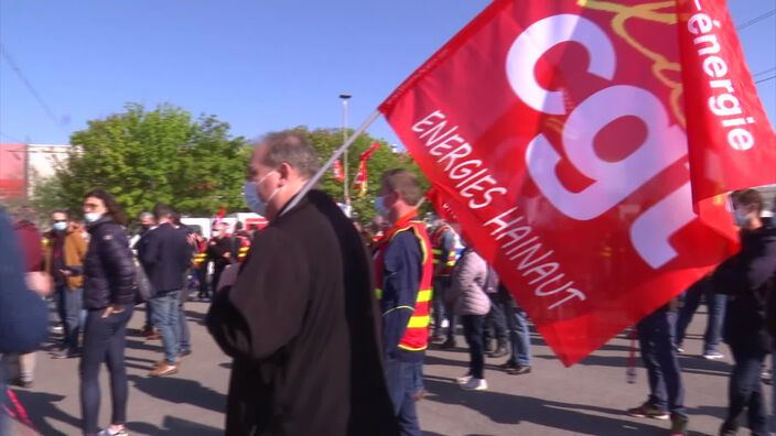 Mobilisation de salariés devant la centrale nucléaire de Gravelines