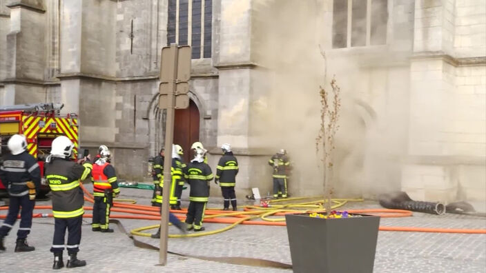 Important dispositif de pompiers pour combattre l'incendie de la collégiale d'Avesnes