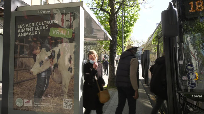 Lille : Campagne d'affichage de la FDSEA à l'arrêt de bus Grand Palais