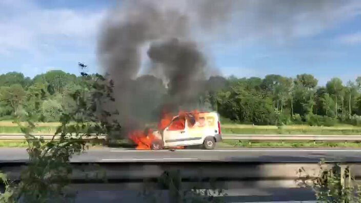 Une voiture en feu sur l'autoroute A1