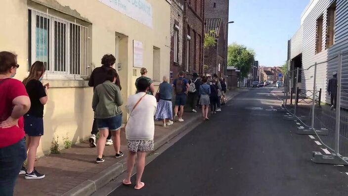 Lille: foule matinale pour la journée de vaccination sans rendez-vous à Fives