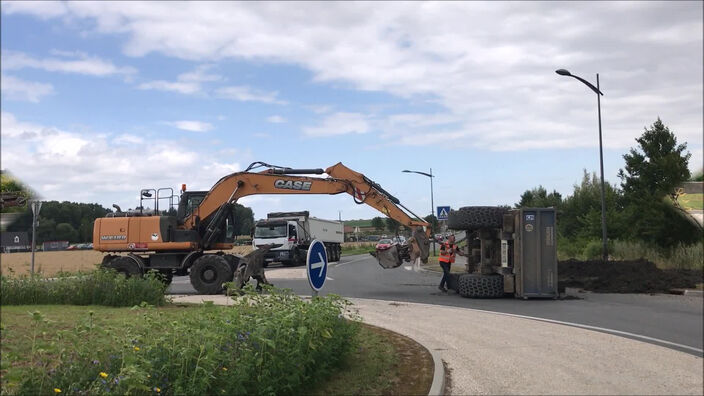 A Escaudoeuvres, des tonnes de terre renversées dans un rond-point