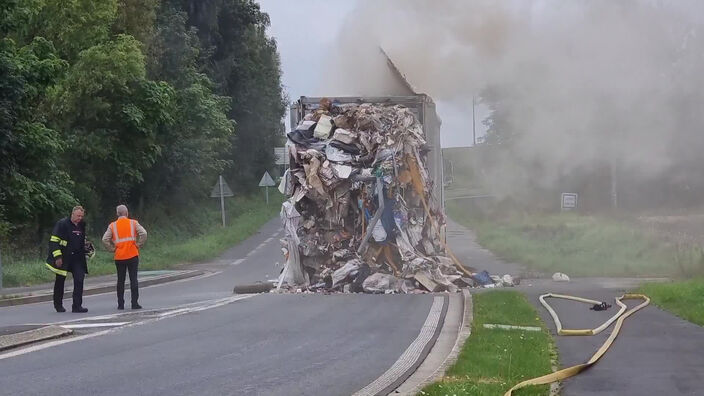 La remorque d'un camion en feu à Méteren