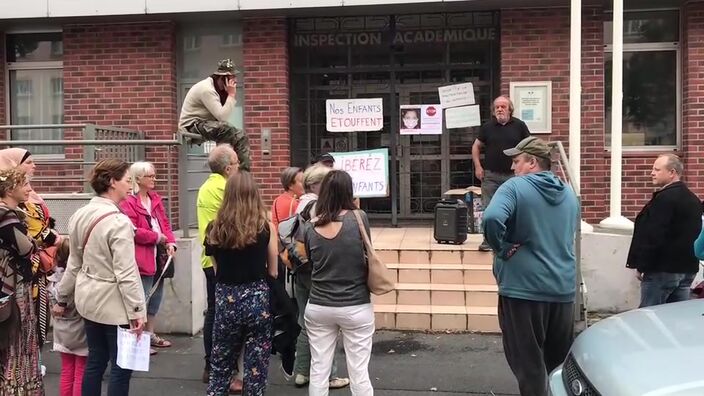 Arras : une vingtaine de personnes manifestent contre le port du masque à l’école