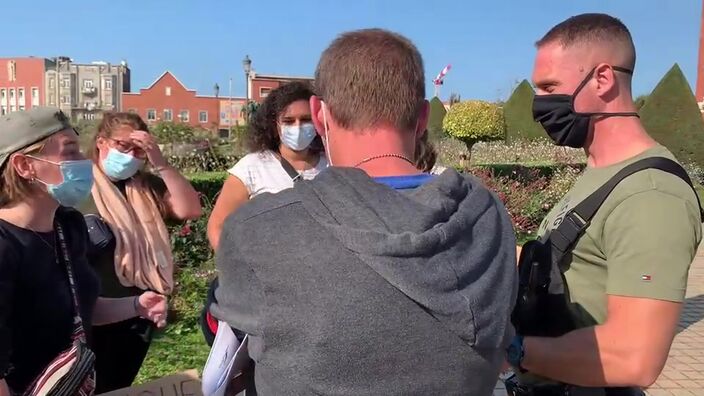 Calais : manifestation en marge de la remise de la Légion d’honneur à la maire de Calais