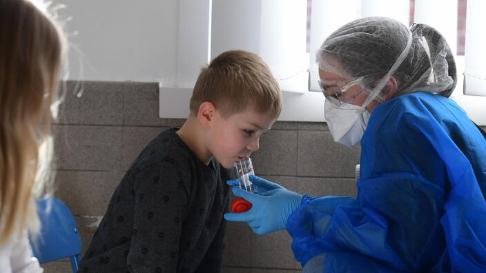 Tests salivaires à l’école : Puis-je toujours refuser que mon enfant se fasse dépister ?