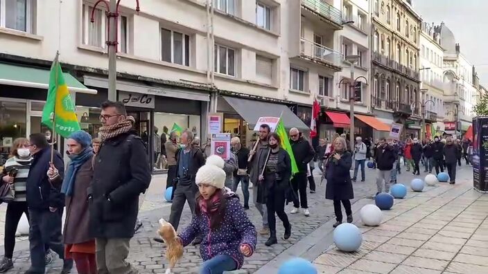 Les opposants au projet de ferme aquacole Pure Salmon manifestent à Boulogne