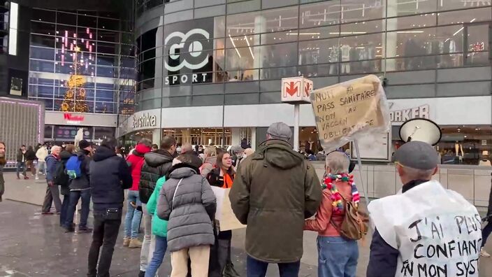 Lille: les anti pass manifestent devant Euralille