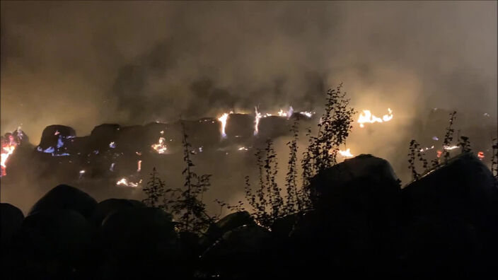 Une montagne de 300 tonnes de paille en feu à Saint-Benin