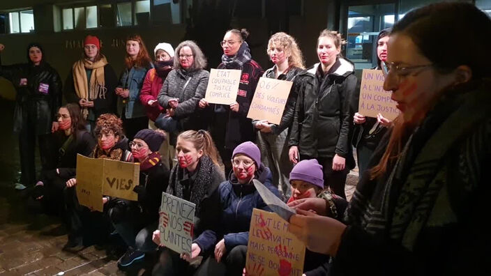 Lille : un collectif de jeunes femmes féministes manifeste devant le palais de justice