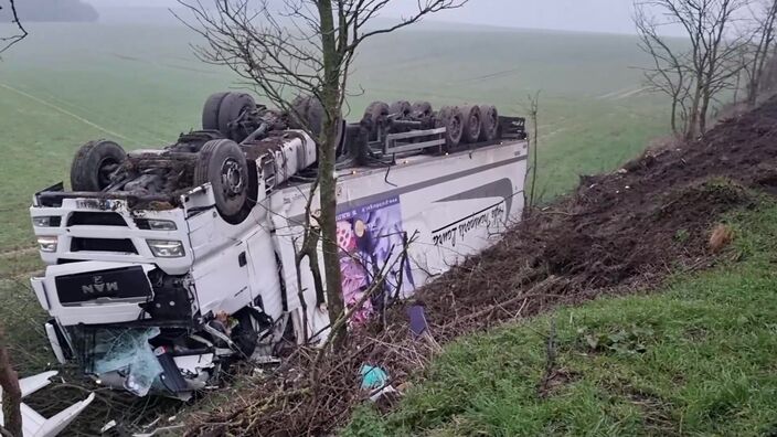 Hubersent : accident impressionnant sur la route de Boulogne, un camion versé au fossé