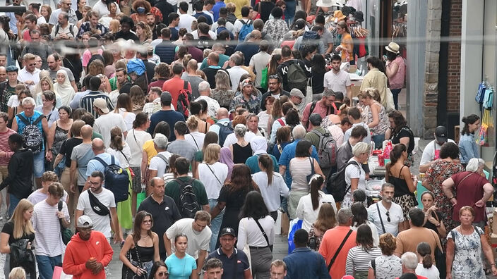 La braderie de Lille : la foule, la musique et les bradeux dans les rues