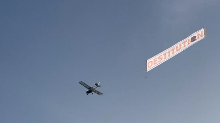 Un avion avec une banderole "Macron destitution" survole les plages de la Côte d'Opale