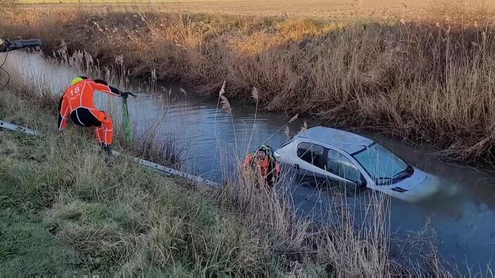 A Guemps, un automobiliste finit dans le canal après avoir glissé sur du verglas