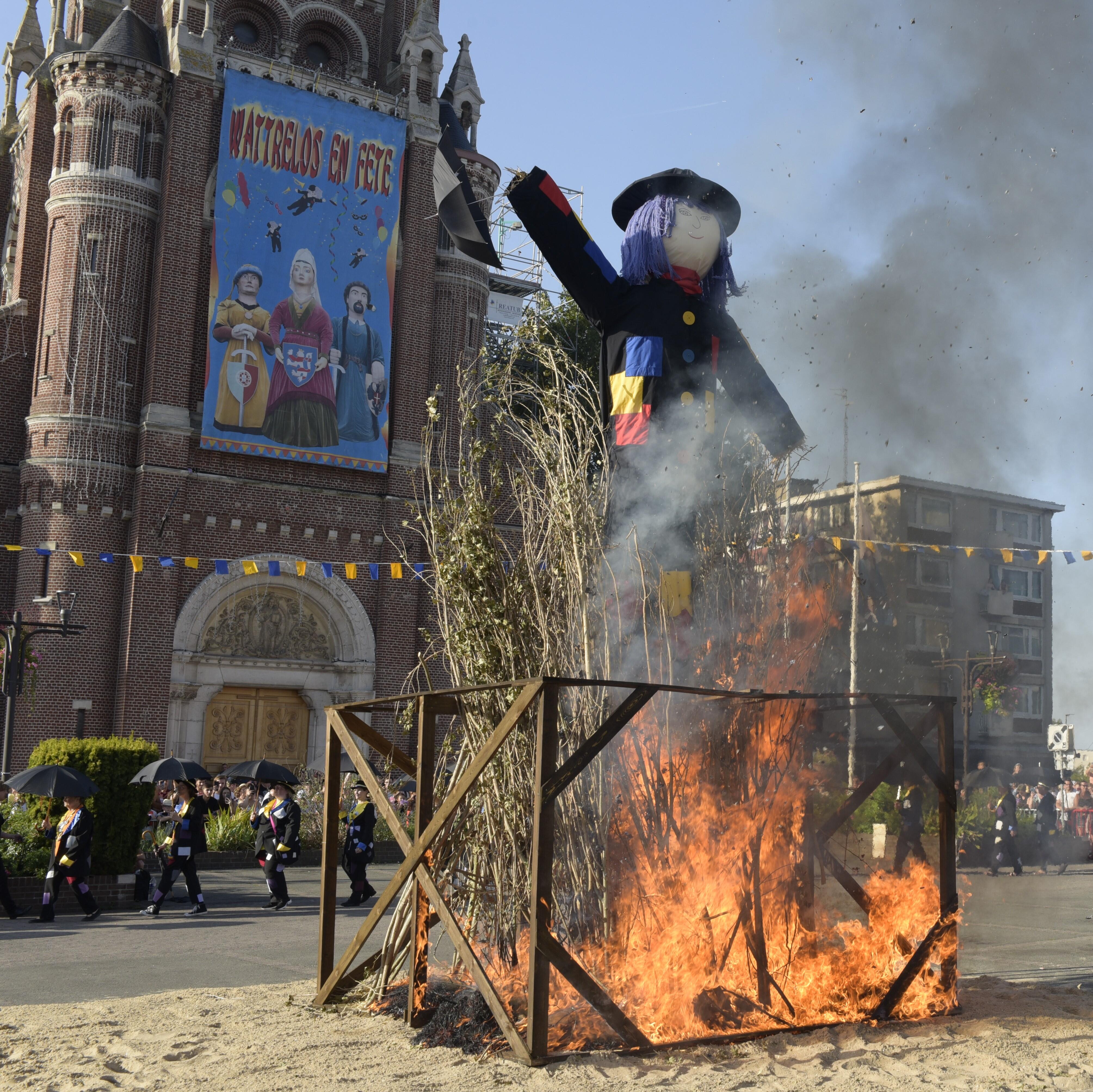 Brûlage de la poupée au bûcher sur la Grand'place de Wattrelos. 