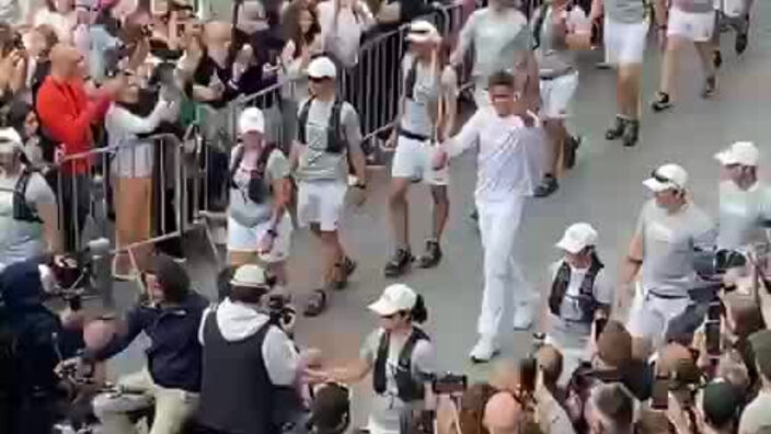 Raphaël Varane porteur de la Flamme sur la Grand Place de Lille