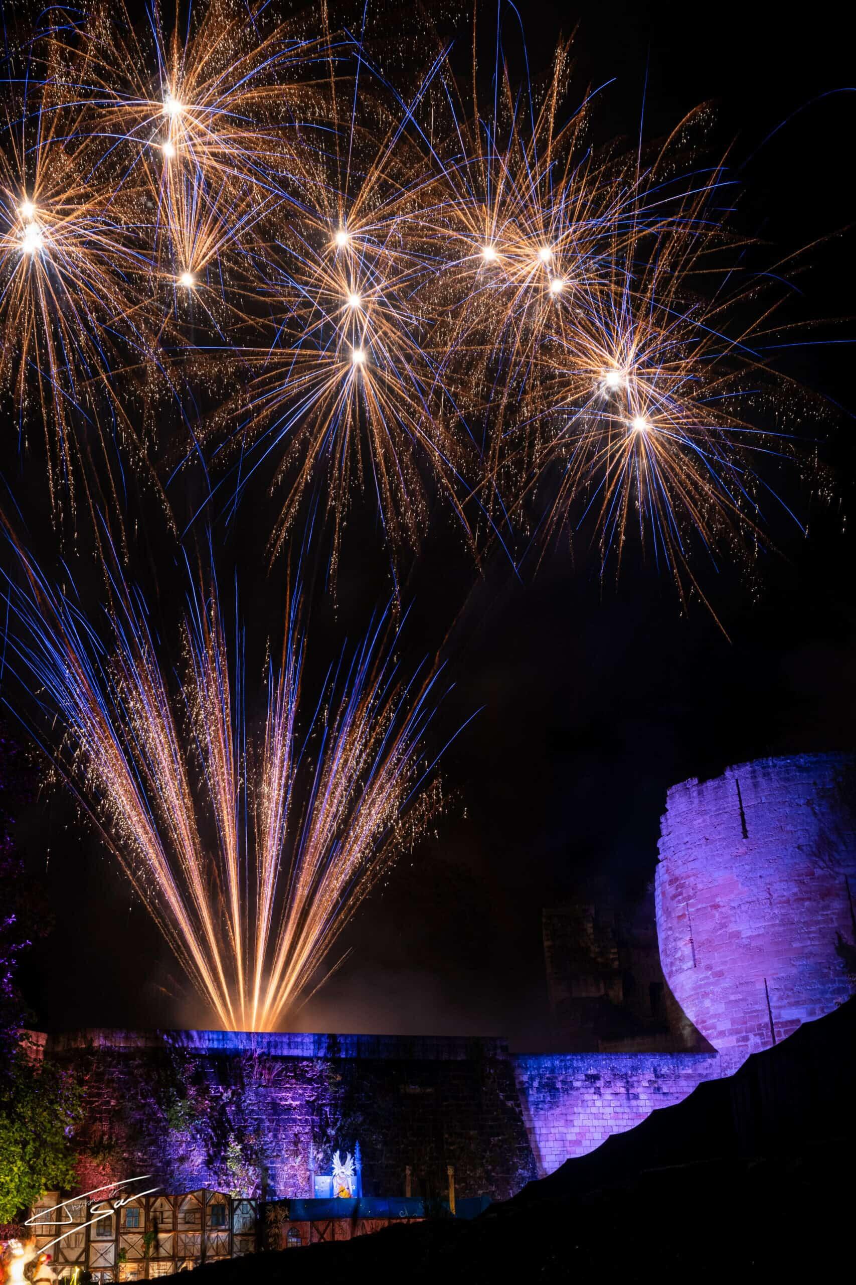 Photo d'un feu d'artifice lors d'un spectacle au Château de Coucy 