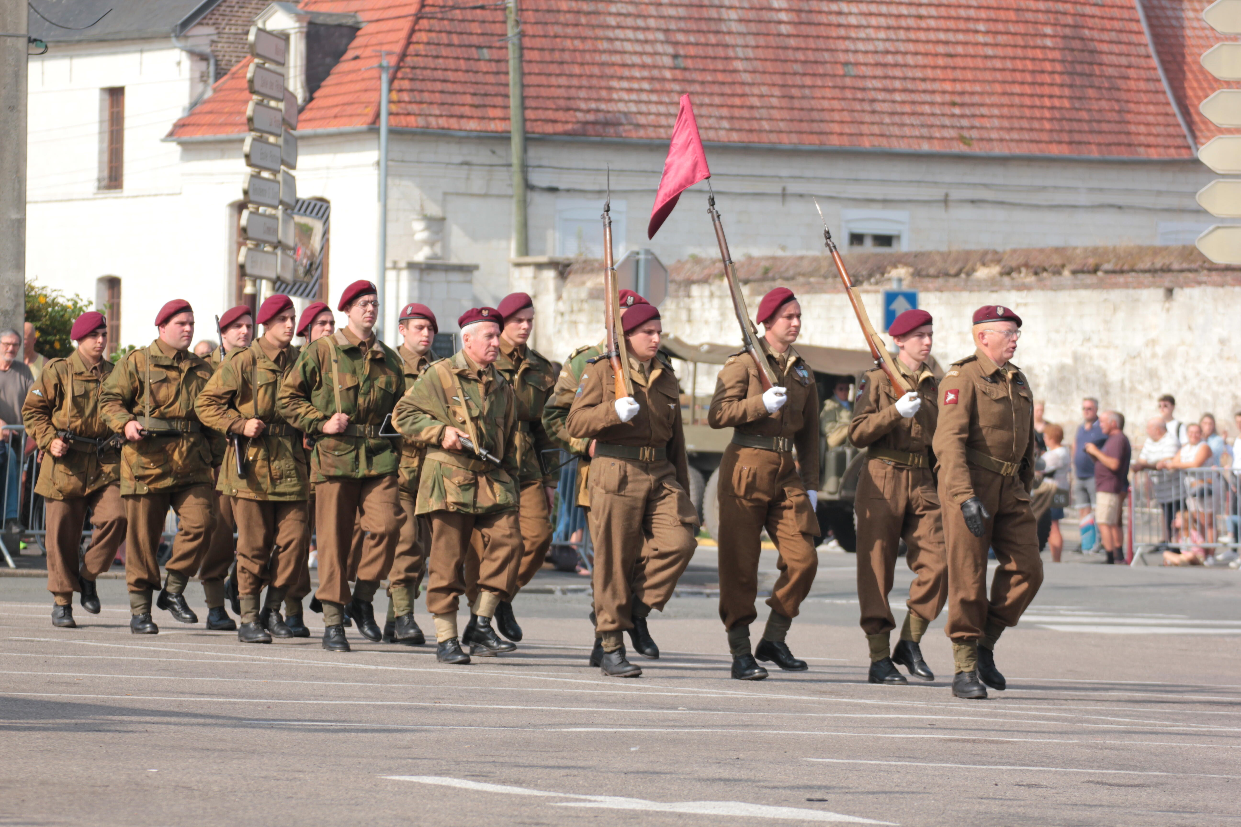 Défilé faux soldats pour reconstitution en couleur pour l'événement Pas de Calais Libéré 