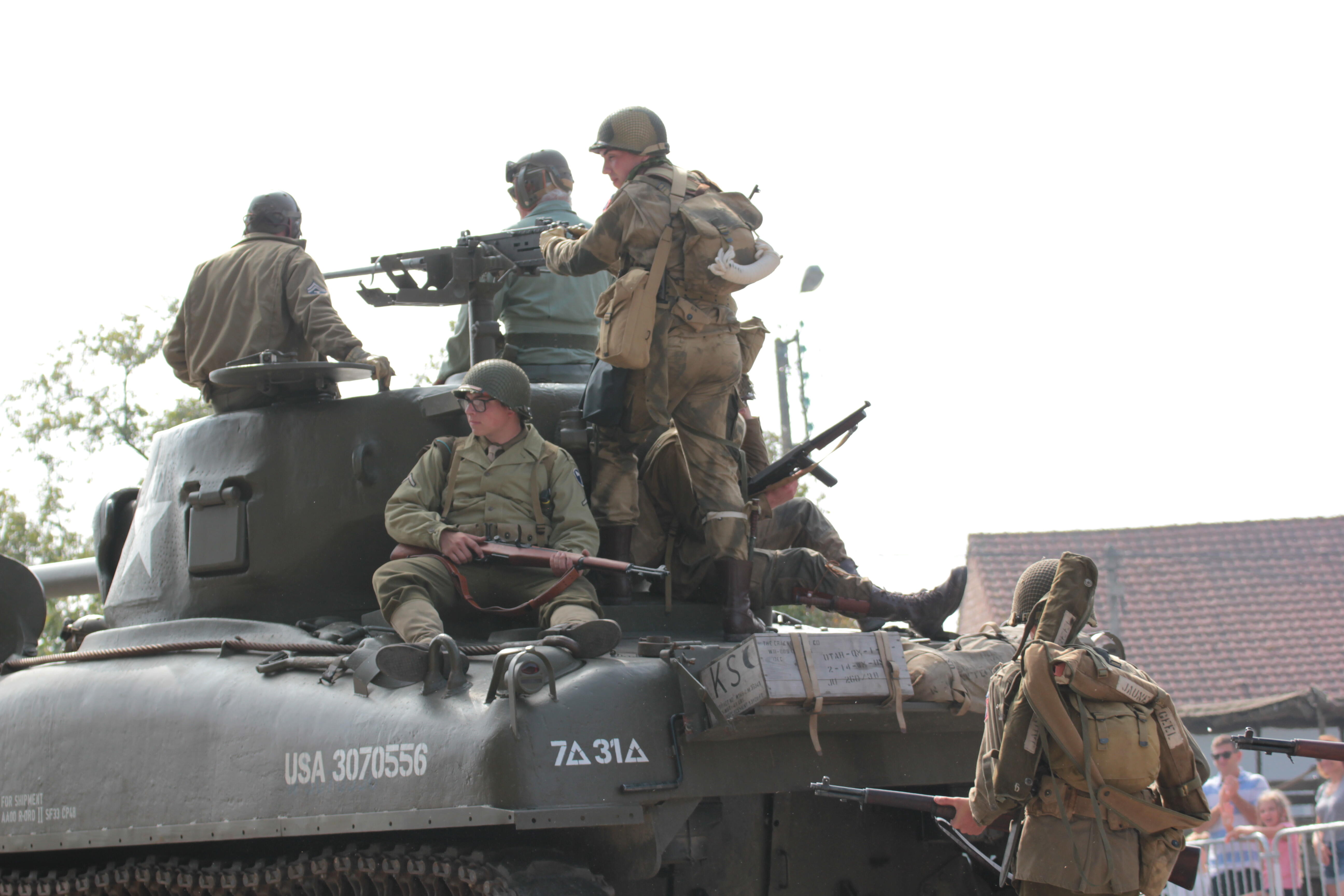 Char militaire avec soldats en couleur pour l'événement Pas de Calais Libéré 