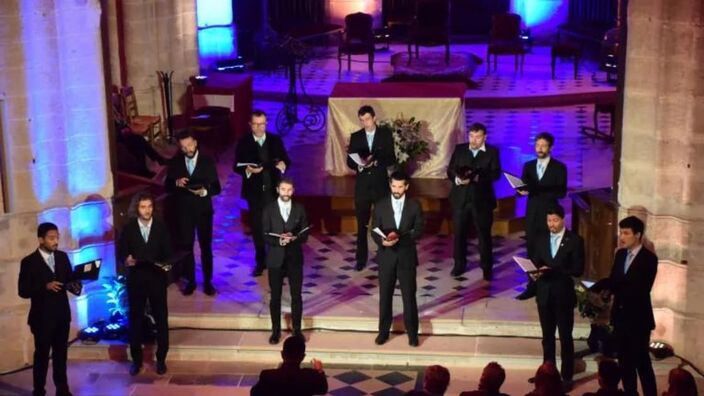 Groupe d'hommes chantant dans une église 