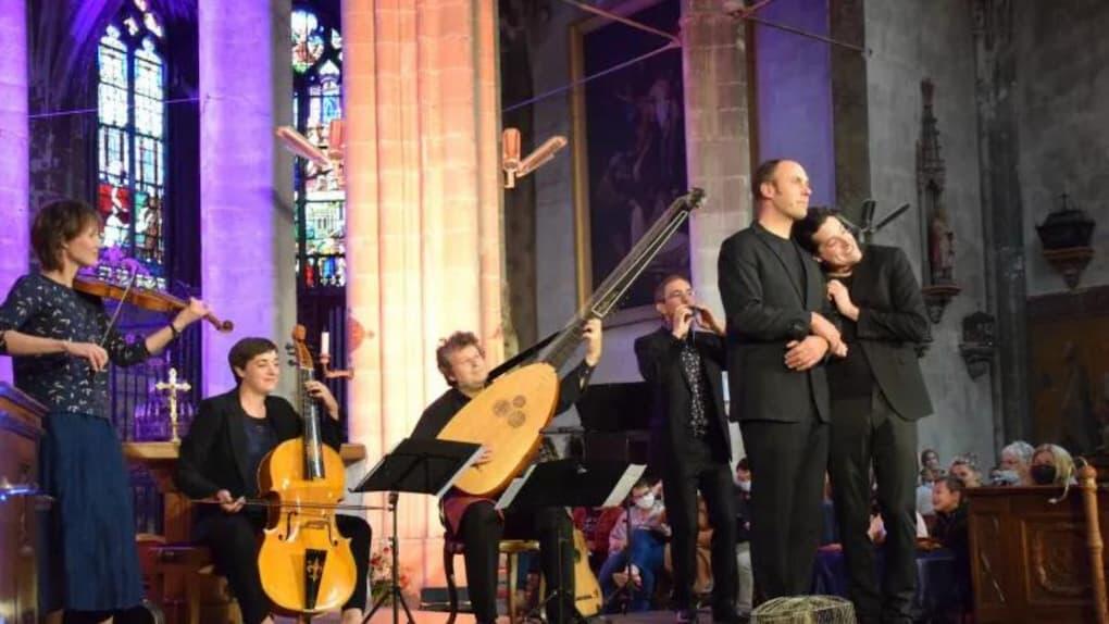 Artistes sur scène dans une église 