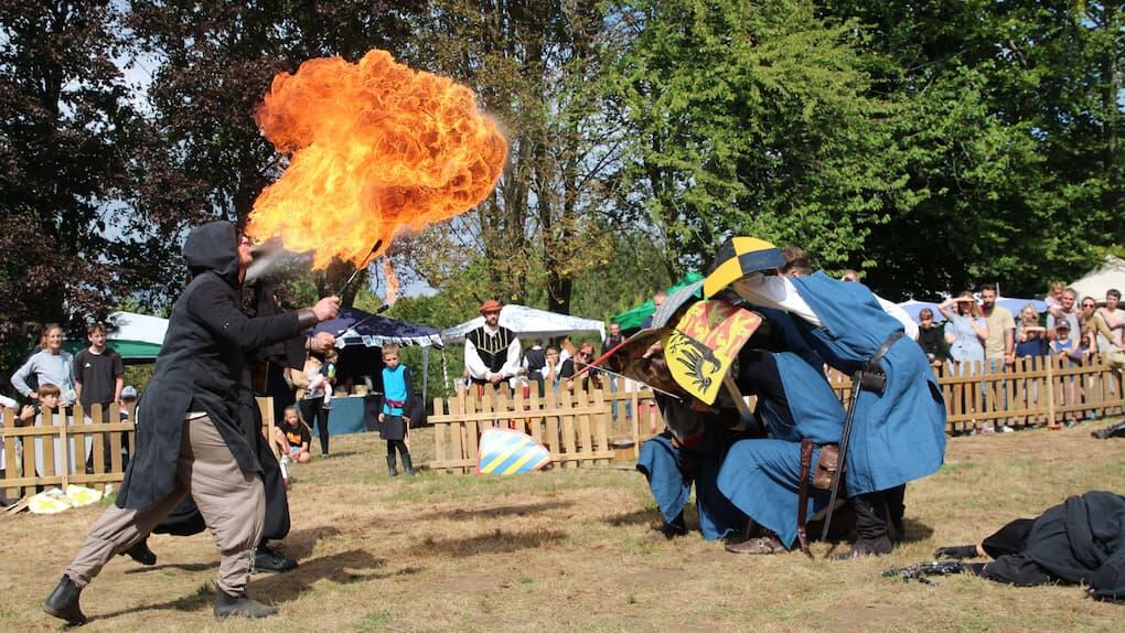 Cracheur de feu pendant une représentation médiévale 