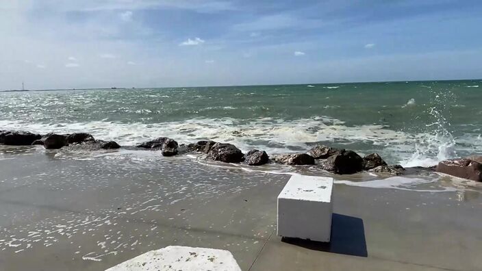 À Wimereux, les touristes bien éclaboussés par les vagues à marée haute