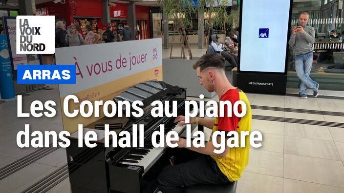 Il joue au piano Les Corons, l'hymne du RC Lens, dans le hall de la gare d'Arras