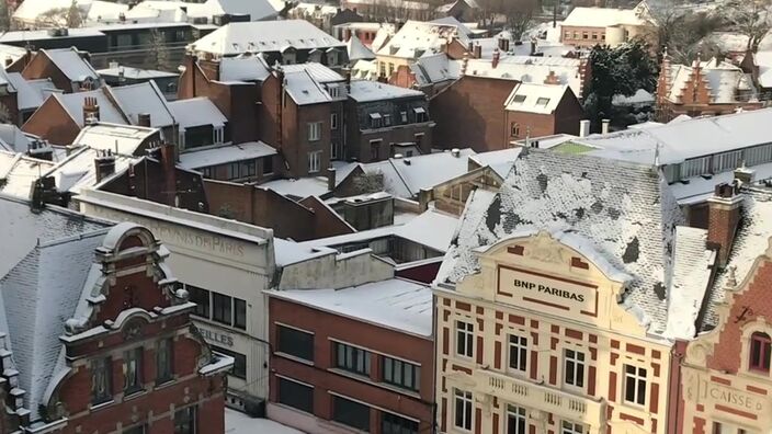 Béthune : vue en haut du beffroi de la ville sous la neige